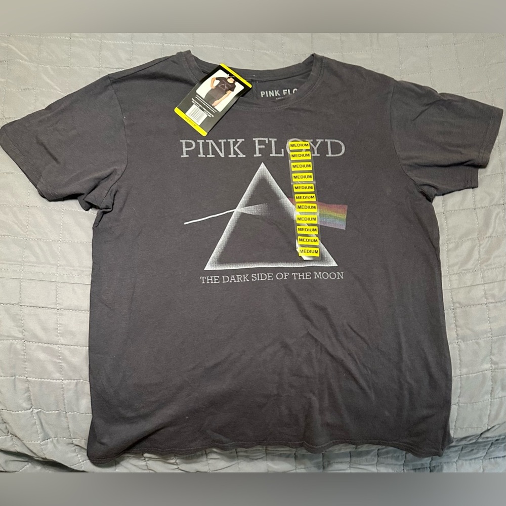 🎸PINK FLOYD🎸 NWT tee. Women’s Medium shirt.